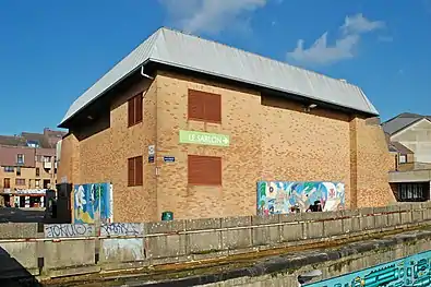 Le bâtiment en briques du Théâtre Jean Vilar.