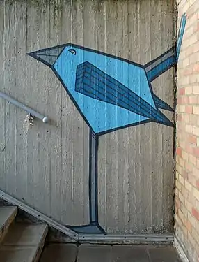 L'oiseau de gauche, qui regarde vers la rue.