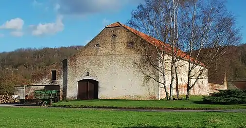 La grange en long et sa toiture à croupettes.