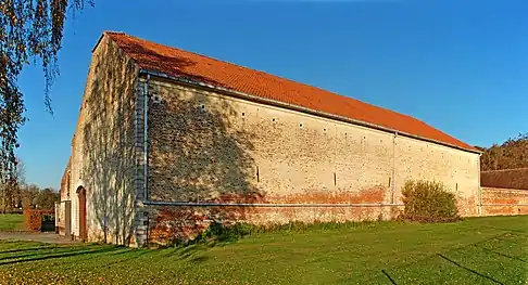 La grange vue de côté.