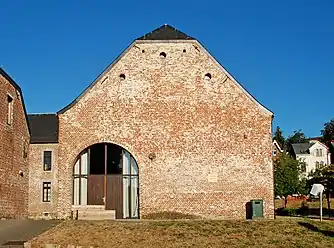 La façade orientale de la grange.