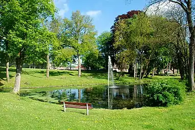 L'étang et sa fontaine en été.