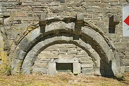 Arc cintré de l'entrée des piétons.