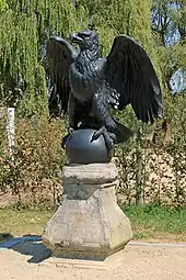 L'aigle noir qui se dresse à gauche du restaurant.