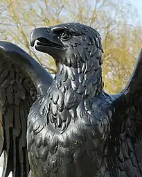 L'aigle noir qui se dresse à gauche du restaurant.