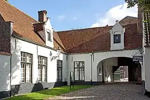 Logis de la tourière (maison no 2, XVIe, XVIIe et XIXe siècles). À droite, le passage couvert auquel donne accès le portail d’entrée.