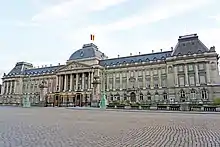 Vue d'ensemble du palais depuis la place des palais.