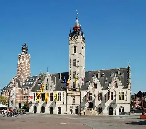 La halle aux draps, le beffroi et l'hôtel de ville.