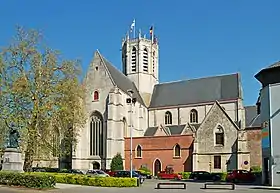 Le transept, la tour et le chevetvus depuis la rue de l'Église.