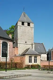 La tour de croisée et le chœur rectangulaire.