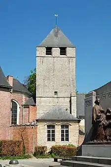 La tour de croisée vue de face.