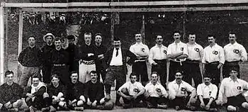 Les équipes de Belgique et de France le 1er mai 1904. Canelle est le 2e joueur maillot blanc debout.