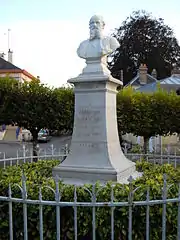 La statue d'Aristide Boucicaut.