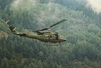 Un AB 212 de l'Aviazione dell'Esercito à Ambri (en) en 1994.