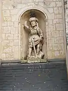 Au-dessus du porche de l'église, saint Christophe...