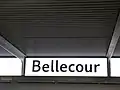 Indication du nom de la station sur les quais de la ligne A après sa rénovation en 2017.