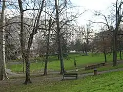 Bellefontaine : vue d'un parc intérieur entouré par des barres d'immeubles.