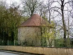 Le colombier du château sur la RD 922.