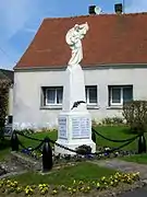 Le monument aux morts, au centre du village.