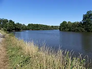 L'étang du Bois de la Forêt à Mainsat. La zone boisée à gauche est sur la commune d'Arfeuille-Châtain.