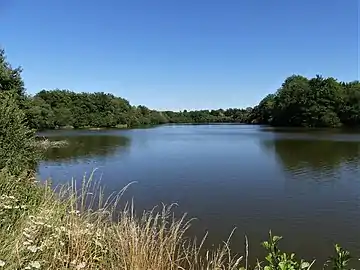 Idem. Au fond, communes d'Arfeuille-Châtain à gauche et de Bussière-Nouvelle à droite.