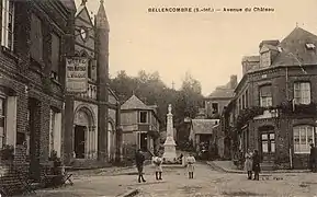 L'avenue du Château. Le monument aux morts est tout neuf...