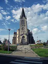 L'église Saint-Laurian et le nouveau parvis au premier plan