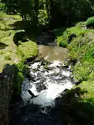 En aval de la cascade.