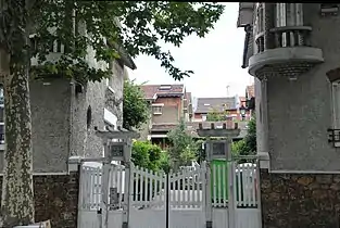 Hameau du Danube, Belleville, Paris, construit en 1923-1924 par les architectes Eugène Gonnot et Georges Albenque, sa facade a été primé au concours des façades de 1926. Il comprend 28 logements.