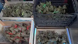 Zongzi vendus dans le quartier chinois de Belleville, à Paris, à la veille du Festival de Dunwu. Les couleurs des ficelles distinguent les parfums.