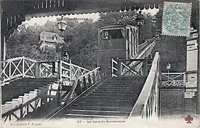 Intérieur de la gare du funiculaire.