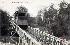 Cabine du funiculaire. Chacune des cabines pouvait transporter 52 ou 59 personnes, selon les sources.