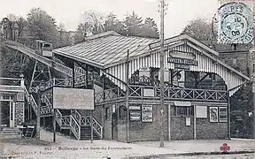 La gare basse du funiculaire. Le quai de départ était surélevé de 3,5 m, ce qui permettait au funiculaire de passer au-dessus de la ligne des Coteaux...