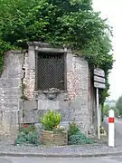 Un oratoire dans le mur du château