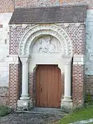 Portail de l'église surmonté d'une Jeanne d'Arc de Valentin Molliens