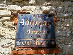 Vieille plaque « Autocar arrêt » d’Autocars Renault CEA, nom initial du transporteur de 1934 à 1963.