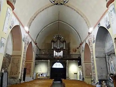 Vue de la nef vers la tribune d'orgue