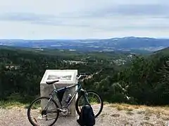 Table d’orientation (1 291 m) et vue sur les monts de Vaucluse.