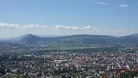 Vue de la montagne de la Mandallaz par-delà l'agglomération d'Annecy depuis l'extrémité septentrionale du Semnoz.