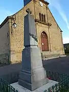 Le monument aux morts et l'église.