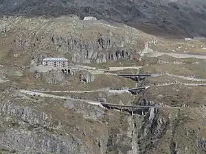 Vue de la situation de l'Hôtel Belvédère sur la route du col (2018).