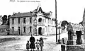 Belz : la mairie et le vieux puits vers 1920 (carte postale).