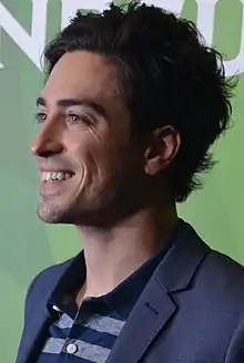 Ben Feldman interprète Jonah Simms.