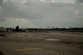 Ligne d'horizon de Tel Aviv depuis l'aéroport Ben Gourion.