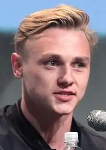 Ben Hardy interprète Angel