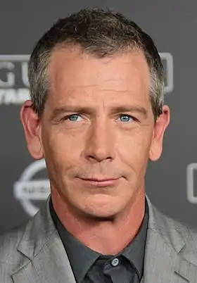 Ben Mendelsohn, l’interprète d'Orson Krennic dans Rogue One à l'avant-première du film à Hollywood.