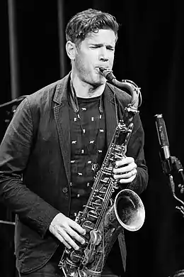 photo en noir et blanc d'un homme qui joue du saxophone