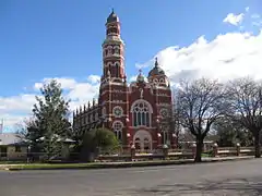 L'église catholique.