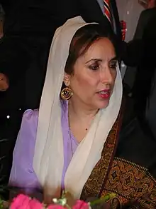 Benazir Bhutto en tenue traditionnelle et portant un voile blanc