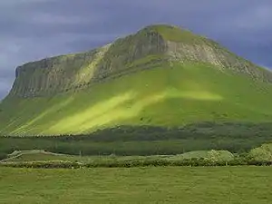 Photographie d'une montagne tabulaire aux pentes verticales.